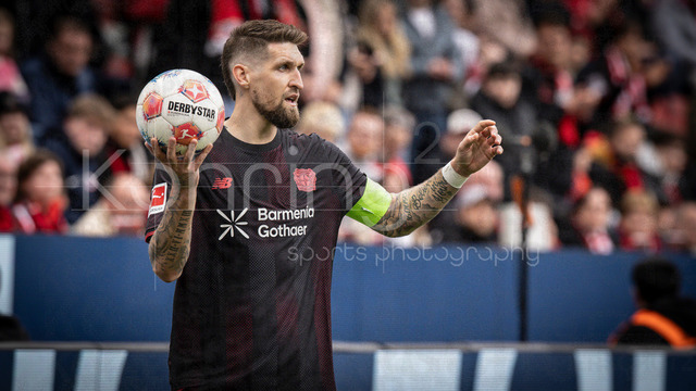 German Bundesliga, Bayer 04 Leverkusen vs. VfL Wolfsburg, 04.04.2026 | LEVERKUSEN, GERMANY - APRIL 4, 2026 :  Robert Andrich (Bayer 04 Leverkusen, 8) takes a throw in during the German Bundesliga match on gameday 28 between Bayer 04 Leverkusen vs. VfL Wolfsburg at BayArena on April 4, 2026 in Leverkusen, Germany. DFL REGULATIONS PROHIBIT ANY USE OF PHOTOGRAPHS AS IMAGE SEQUENCES AND/OR QUASI-VIDEO.