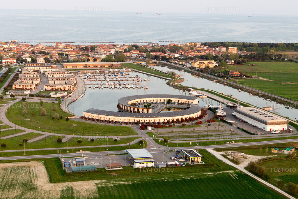 Vue aérienne: Vue de la ville à Casalborsetti dans le département Émilie-Romagne, Italie. Photo: IMG_098561.jpg prise le 05/04/2017 par Werner Riehm/FLY-FOTO.eu – Résolution de l'original: 5472 x 3648 px