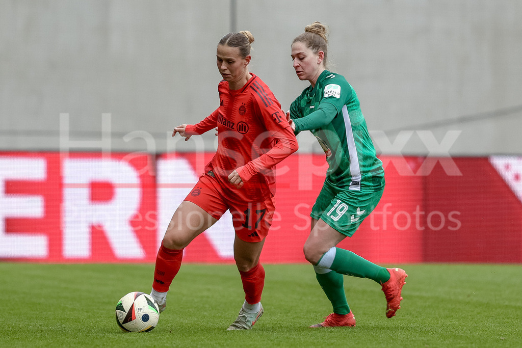 Fussball, Google Pixel Frauen-Bundesliga, FC Bayern München - SV Werder Bremen | v.li.: Klara Bühl (FC Bayern München, 17) und Saskia Matheis (SV Werder Bremen, 19) im Zweikampf, Duell, Dynamik, Aktion, Action, Spielszene, DIE DFB-RICHTLINIEN UNTERSAGEN JEGLICHE NUTZUNG VON FOTOS ALS SEQUENZBILDER UND/ODER VIDEOÄHNLICHE FOTOSTRECKEN. DFB REGULATIONS PROHIBIT ANY USE OF PHOTOGRAPHS AS IMAGE SEQUENCES AND/OR QUASI-VIDEO.