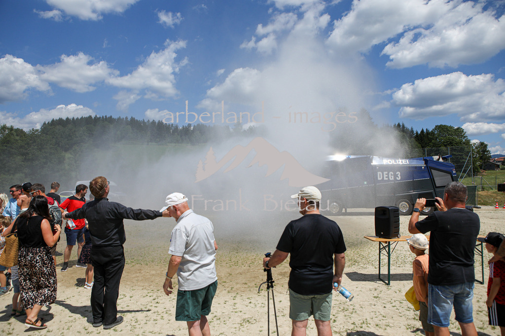 OE7A0146 | Wassernebel des Wasserwerfer, freude bei 30 Grad für die Zuschauer