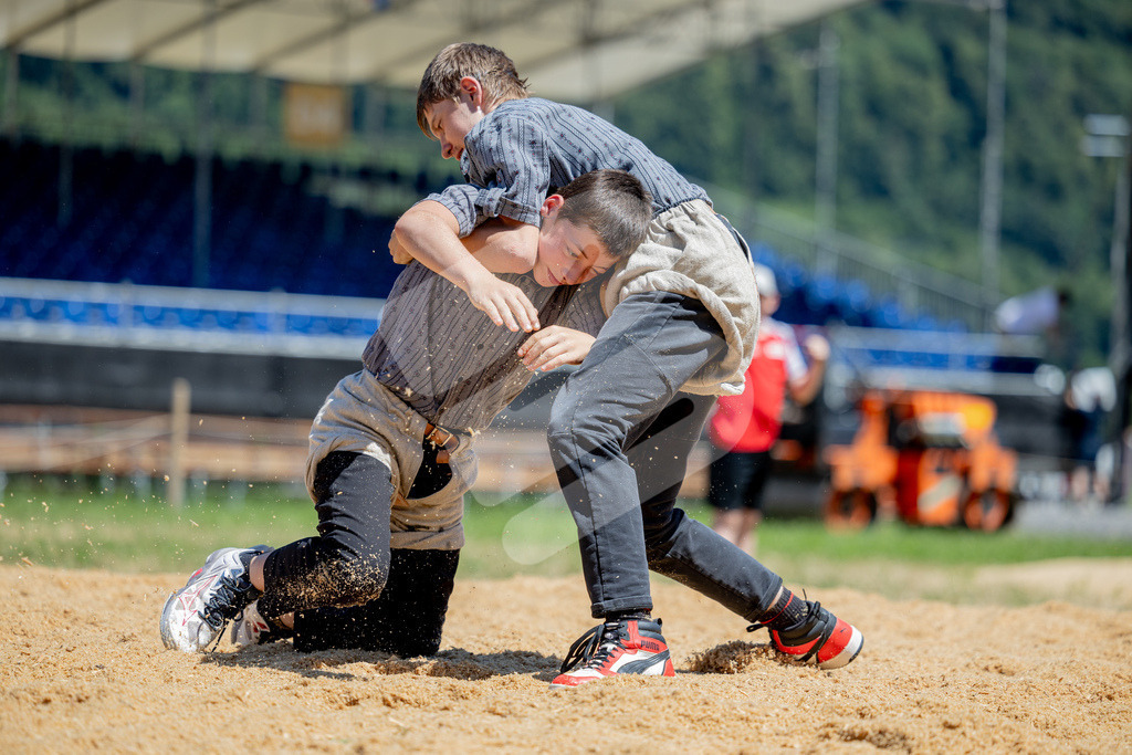 SchwyzerJung2026_00038 | Die Schwinger des Schwyzer Kantonalen Schwingerverbandes: Fotos, die Dynamik und Leidenschaft festhalten, sowie emotionale Momente aus dem traditionellen Schwingsport zeigen. - Realisiert mit Pictrs.com
