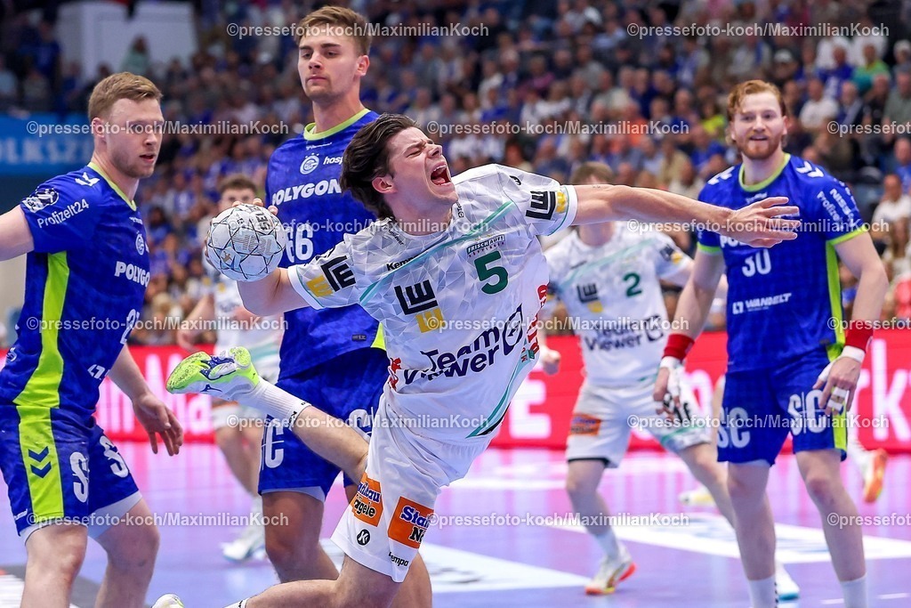 Gum30042601068 | 30.04.2026, Handball, 1. HBL, VfL Gummersbach - Frisch Auf! Göppingen, Saison 2025 / 2026 Herren, Schwalbe-Arena: Rutger ten Velde (Frisch Auf Göppingen #05) wirft den Ball auf das Tor gegen xg21  Stepan Zeman (VfL Gummersbach #66) Tom Kiesler (VfL Gummersbach #30) 