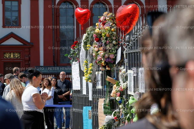 20240607-_11A1435-messerangriff-mannheim-HEN-FOTO | 07.06.2024 Nach tödlicher Messerattacke am Marktplatz in Mannheim auf den Polizeibeamten Rouven L. kommt es zur Kundgebung mit Schweigeminute unter Beteiligung von Bundespräsident Frank-Walter Steinmeier und Winfried Kretschmann und Innenminister Thomas Strobel mit Kranz und Blumenniederlegung (Foto: Peter Henrich) - Realisiert mit Pictrs.com