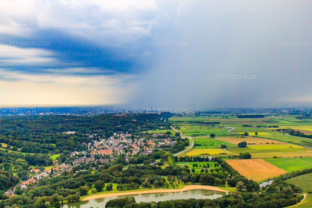 Aerial view: View of the town during a thunderstorm from the east, behind Wylerbergmeer in the district Beek-Oost in Beek in the state Gelderland, Netherlands. – Photo: IMG_44838.jpg taken on 08/21/2011 by Werner Riehm/FLY-FOTO.com – Resolution of the original: 4752 x 3168 px