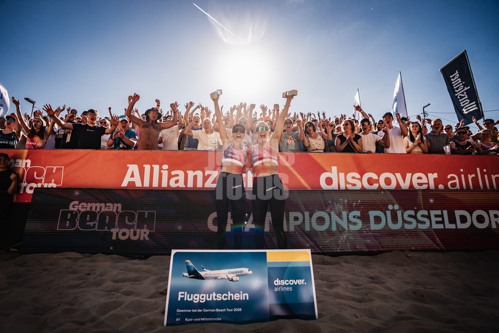 Beachvolleyball | Frauen | Allianz German Beach Tour 2025 | Tourstop Düsseldorf | 11.05.2025 | v.l. Lisa Kotzan und Tabea Schwarz jubeln nach dem Turniersieg