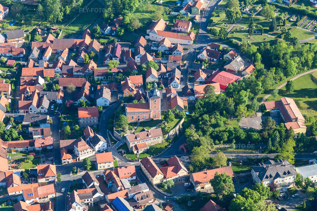 Luftbild: Heilig-Kreuz-Kirche im Ortsteil Oberlauringen in Stadtlauringen im Bundesland Bayern in Deutschland. Foto: IMG_100017.jpg vom 26.05.2017 durch Werner Riehm/FLY-FOTO.de