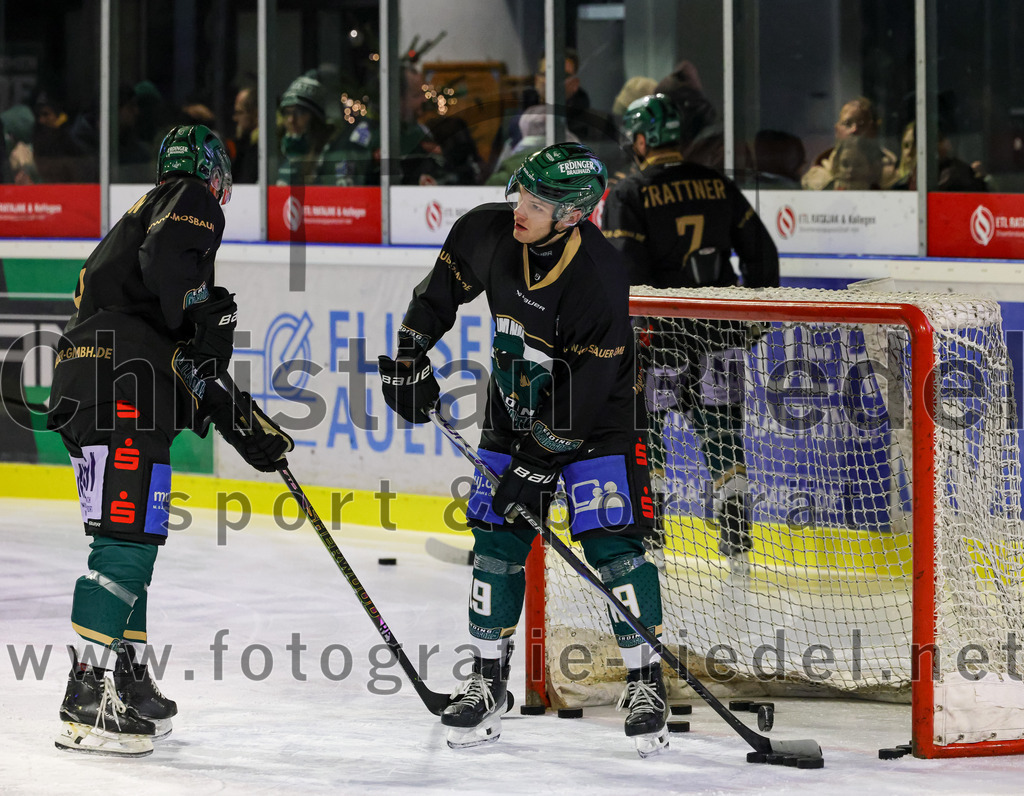 2025-12-28_016_TSV_Erding_gegen_onesto_Tigers_Bayreuth | Erding, Deutschland, 28.12.2025:Eishockey, Oberliga Süd 2025 / 2026, 31. Spieltag, TSV Erding gegen onesto Tigers Bayreuth, Endergebnis: 6:5 n.V.Dennis Henter (Erding Gladiators, #19)Foto: Christian Riedel / fotografie-riedel.net