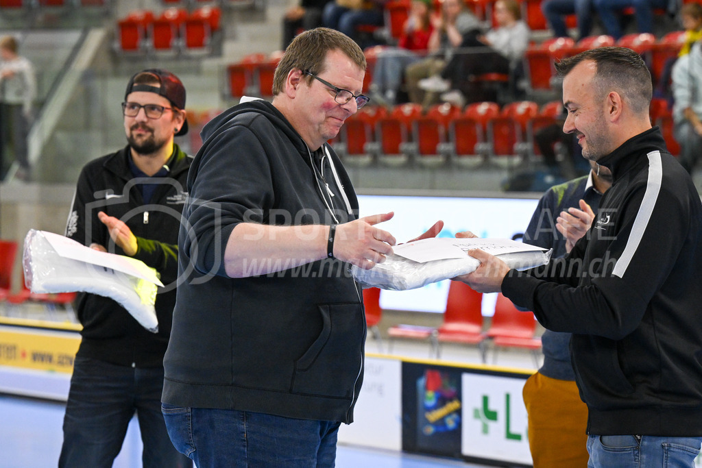 HC Rychenberg vs Floorball Köniz - 18. Dezember 2022 | HC Rychenberg vs Floorball Köniz
AXA Arena, Winterthur
Verabschiedung von langjährigen Spitzenschiedsrichtern und Funktionären.
Bild: Sportfotografie Markus Aeschimann | www.markus-aeschimann.ch - Realisiert mit Pictrs.com