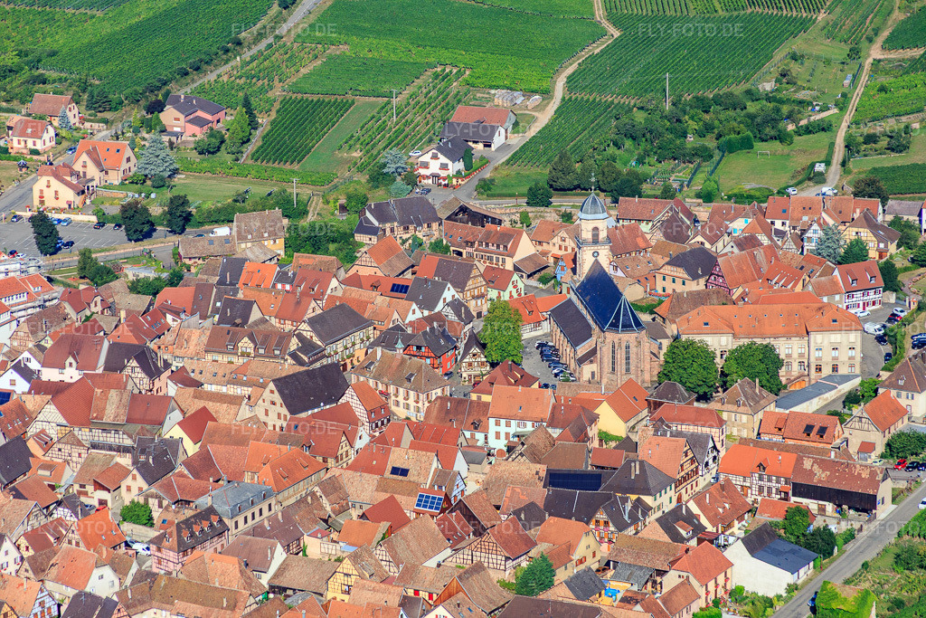 Luftbild: Innenstadt mit Église Saint-Hippolyte de Saint-Hippolyte aus Osten in Saint-Hippolyte im Bundesland Haut-Rhin in Frankreich. – Foto: IMG_093307.jpg vom 16.08.2016 durch Werner Riehm/FLY-FOTO.de – Auflösung des Originals: 5472 x 3648 px