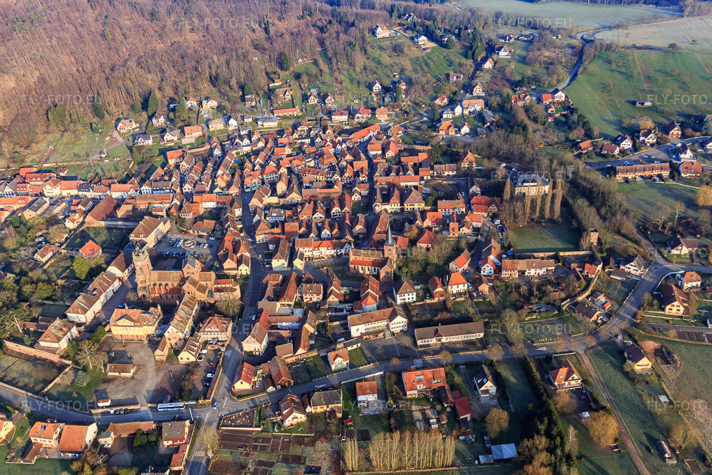 Vue aérienne: Vue de la ville depuis le sud-est à Neuweiler dans le département Bas Rhin, France – .Photo: IMG_105319.jpg prise le 25/03/2018 par Werner Riehm/FLY-FOTO.eu – Résolution de l'original: 4804 x 3202 px