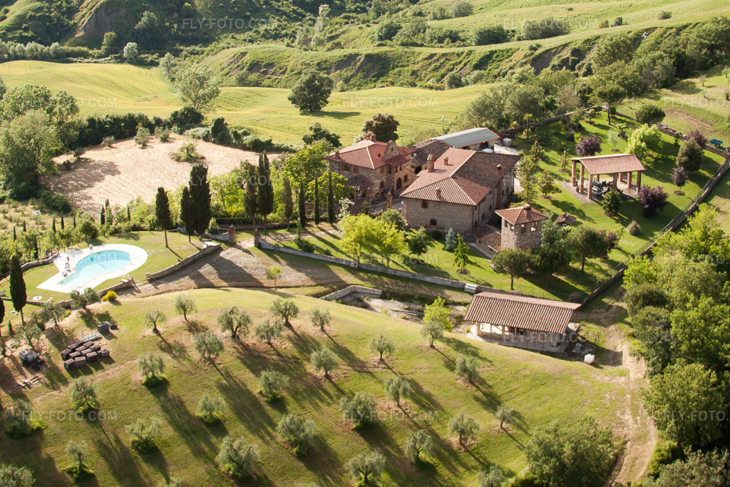 Aerial view: Luxury holiday villa with pool and olive grove in the district Podere Montecerconi in Asciano in the state Siena, Italy.Photo: IMG_28445.jpg taken on 06/03/2010 by Werner Riehm/FLY-FOTO.comResolution of the original: 2856 x 1904 px