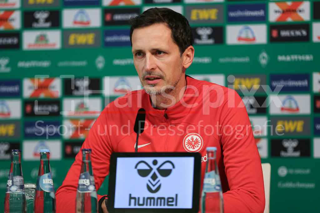 Fussball, Bundesliga, SV Werder Bremen - Eintracht Frankfurt | v.li.: Dino Toppmöller (Trainer, Cheftrainer, Eintracht Frankfurt) während der Pressekonferenz , Portrait, Nahaufnahme, Einzelfoto, Einzelbild, DIE DFL-RICHTLINIEN UNTERSAGEN JEGLICHE NUTZUNG VON FOTOS ALS SEQUENZBILDER UND/ODER VIDEOÄHNLICHE FOTOSTRECKEN. DFL REGULATIONS PROHIBIT ANY USE OF PHOTOGRAPHS AS IMAGE SEQUENCES AND/OR QUASI-VIDEO.