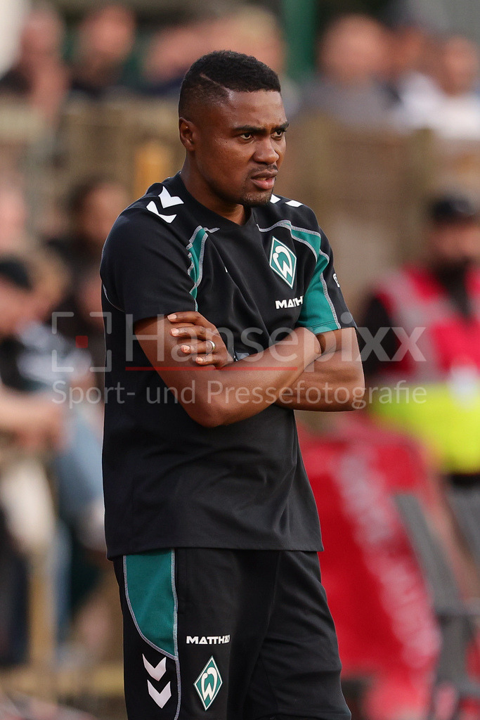 Fussball, Regionalliga Nord, SV Werder Bremen II - VfB Oldenburg | Cedric Makiadi (Trainer, SV Werder Bremen II) Portrait, Nahaufnahme, Einzelfoto, Einzelbild