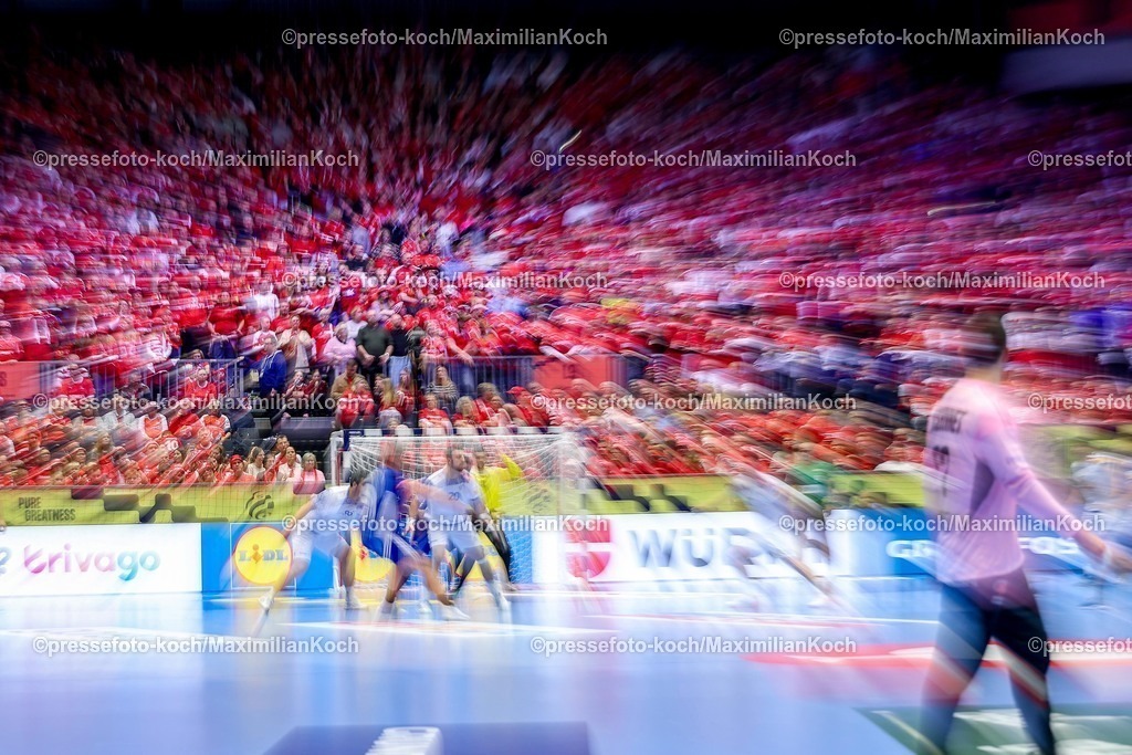 EHF24012601120 | 24.01.2026, Handball, Men's EHF EURO 2026, Frankreich - Portugal, Jyske Bank Boxen in Herning, Dänemark, Main Round: Feature Dynamic feature of the spectators on the fgrandstand Dynamisch Dynamik Zuschauer Besucher Handballfans Fans Rote Wand