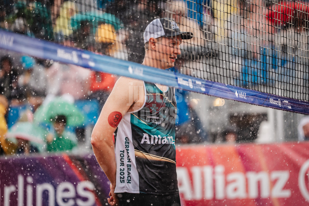 Beachvolleyball | Männer | Allianz German Beach Tour 2025 | Tourstop Hamburg | 01.06.2025 | Robin Sowa im Regen am Netz