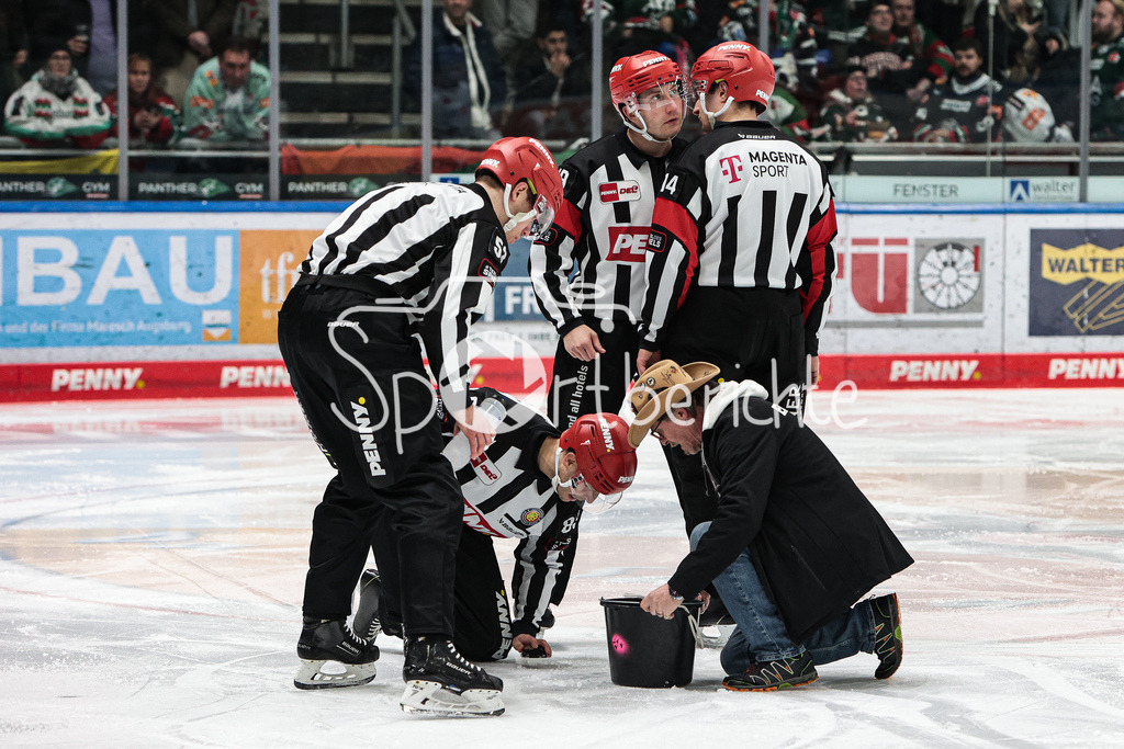 Augsburger Panther - Adler Mannheim | Gemeinsam reparieren die Schiedsrichter und ein Eismeister das Loch im Eis