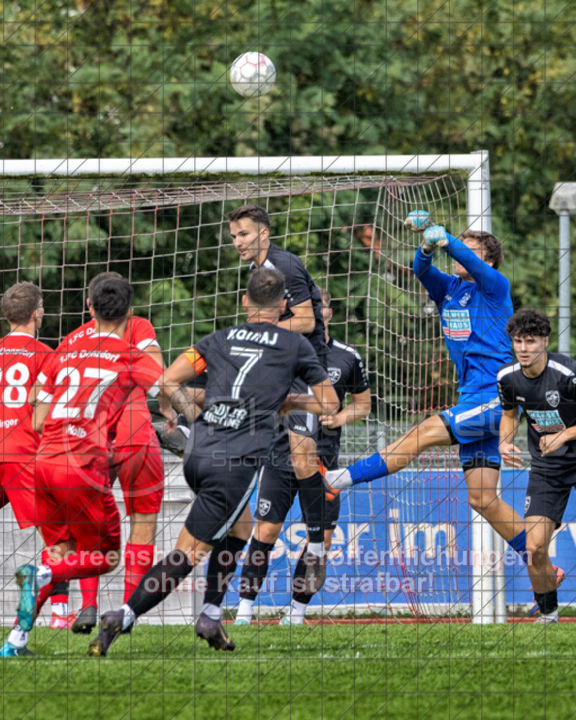20250928_151130_0111-Bearbeitet-2 | #,1.FC Donzdorf (rot) vs. SV Ebersbach (schwarz), Fußball, Bezirksliga - Bezirk Neckar/Fils, 06. Spieltag, Saison 2025/2026, Rasenplatz Lautertal Stadion, Süßener Straße 16, 73072 Donzdorf, 28.09.2025 - 15:00 Uhr,Foto: PhotoPeet-Sportfotografie/Peter Harich