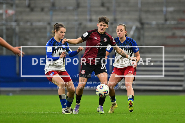 Fußball I Frauen I Saison 2025-2026 I Bundesliga I 10. Spieltag I Hamburger SV - 1. FC Nürnberg I 45399 | Pauline Annette Machtens (28, Hamburger SV) Aneta Polaskova (26, 1. FC Nürnberg) Victoria Schulz (19, Hamburger SV) - Realisiert mit Pictrs.com