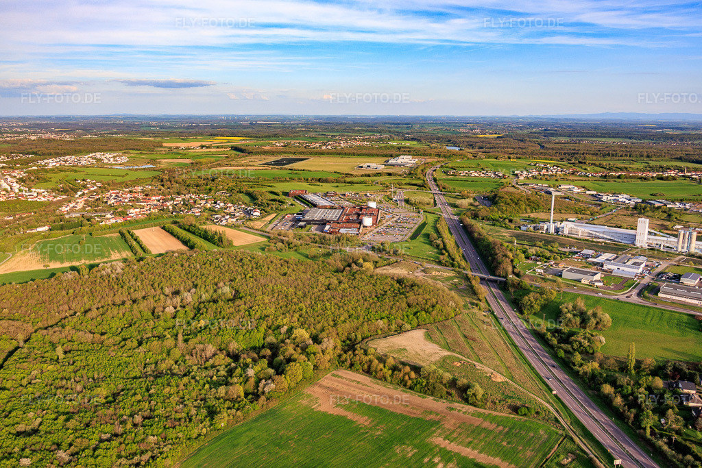 Luftbild: Verlauf der Autoroute de l'Est nach Südosten am Einkaufszentrum Centre commercial B'EST in Farébersviller im Bundesland Moselle in Frankreich.Foto: IMG_154268.jpg vom 17.04.2026 durch Werner Riehm/FLY-FOTO.deAuflösung des Originals: 6000 x 4000 px