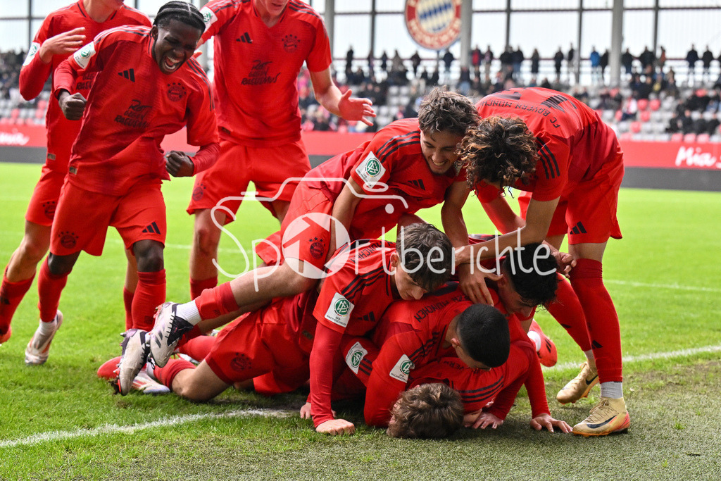 FC Bayern München U19 - TSV 1860 München U19 | Grenzenloser Jubel nach dem Treffer zum 2-1 fuer den FC BAyern durch Maximilian SCHUHBAUER (FC Bayern U19 #14) / Tor / Torschuetze / Freude / Happy / U19 DFB Nachwuchsliga: FC Bayern Muenchen U19 - TSV 1860 Muenchen U19, FC Bayern Campus am 02.11.2024