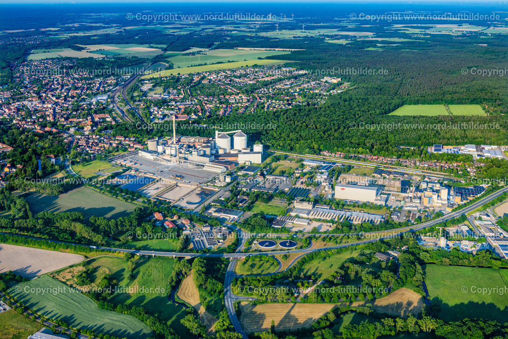 Uelzen_Hafen_Gewerbegebiet_Ilmenau_ELS_3378050623 | UELZEN 05.06.2023 Industrie- und Gewerbegebiet am Fluss der Ilmenau an der Bremer Straße in Uelzen im Bundesland Niedersachsen, Deutschland. // Industrial and commercial area on Fluss of Ilmenau on street Bremer Strasse in Uelzen in the state Lower Saxony, Germany. Foto: Martin Elsen