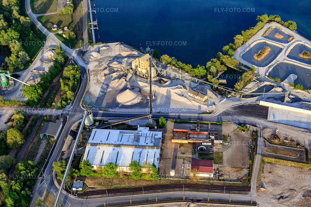 Aerial view: Gravel loading at the Rhine port in Lauterbourg in the state Bas-Rhin, France. – Photo: IMG_077995.jpg taken on 04/24/2015 by Werner Riehm/FLY-FOTO.com – Resolution of the original: 5472 x 3648 px