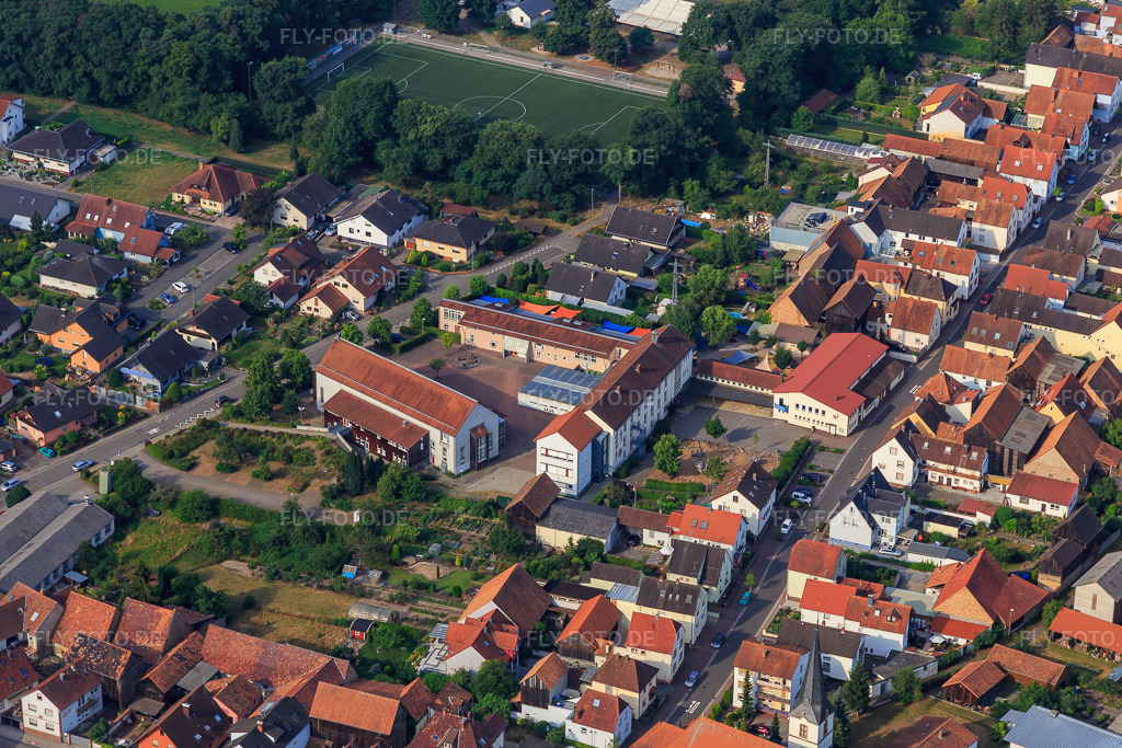 Luftbild: Grundschule St. Wendelinus Hatzenbühl in Hatzenbühl im Bundesland Rheinland-Pfalz in Deutschland. Foto: IMG_108968.jpg vom 15.07.2018 durch Werner Riehm/FLY-FOTO.deGrundschule St. Wendelinus Hatzenbühl