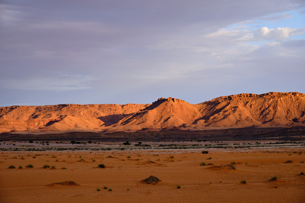 leuchtende Bergkette im Abendlicht | Plateau von Mad Lghioul, Marokko - November 16, 2024: leuchtende Bergkette im Abendlicht. - Realisiert mit Pictrs.com