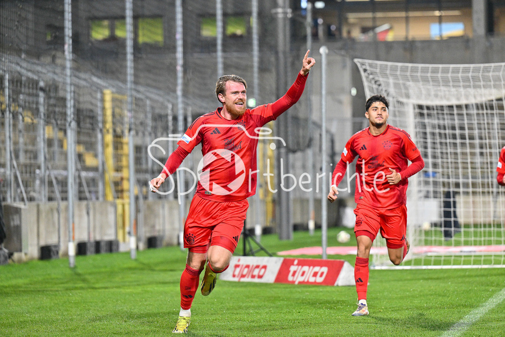 FC Bayern Amateure - SpVgg Greuther Fürth II | Jubel nach dem Treffer zum 1-0 durch Steve BREITKREUZ (FC Bayern München II #5) / Tor / Freude / Torschuetze / Regionalliga Bayern: FC Bayern Muenchen II - SpVgg Greuther Fuerth II, Gruenwalder Stadion am am 29.10.2024
