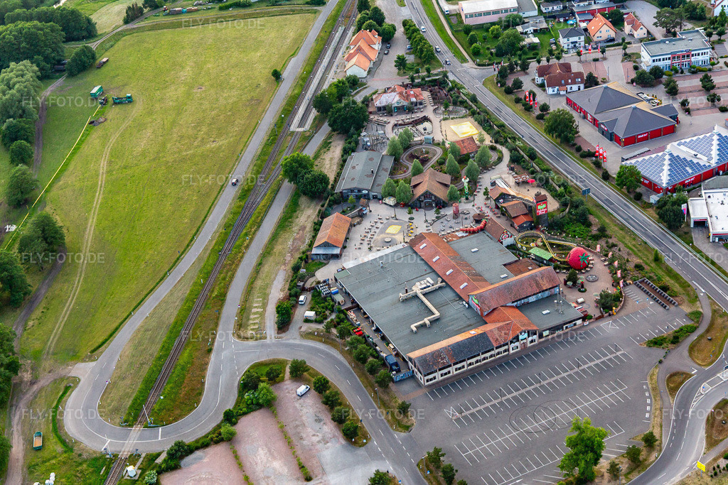 Freizeipark: Karls Erlebnis-Dorf - Koserow https://karls.de/koserow/ | Luftbild: Freizeipark: Karls Erlebnis-Dorf - Koserow https://karls.de/koserow/ in Koserow im Bundesland Mecklenburg-Vorpommern in Deutschland. Foto: IMG_141504.jpg vom 06.06.2024 durch ©2025 Werner Riehm fly-foto.de/copyright - Realisiert mit Pictrs.com