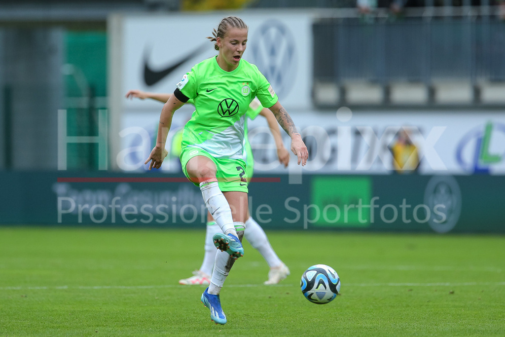 Fussball, Google Pixel Frauen-Bundesliga, VfL Wolfsburg - TSG 1899 Hoffenheim | v.li.: Lynn Wilms (VfL Wolfsburg, 2) am Ball, Einzelbild, Ganzkörper, Aktion, Action, Spielszene, DIE DFB-RICHTLINIEN UNTERSAGEN JEGLICHE NUTZUNG VON FOTOS ALS SEQUENZBILDER UND/ODER VIDEOÄHNLICHE FOTOSTRECKEN. DFB REGULATIONS PROHIBIT ANY USE OF PHOTOGRAPHS AS IMAGE SEQUENCES AND/OR QUASI-VIDEO.