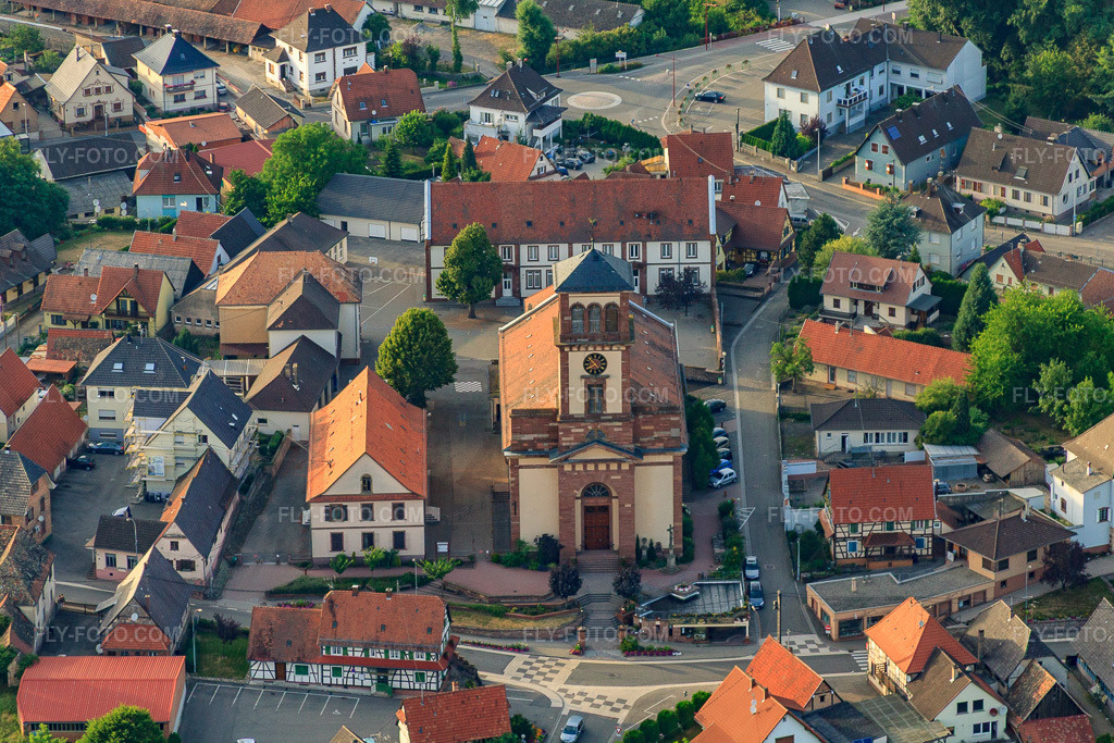 Aerial view: Saint-Michel Church in Soufflenheim in the state Bas-Rhin, France. – Photo: IMG_30556.jpg taken on 07/09/2010 by Werner Riehm/FLY-FOTO.com – Resolution of the original: 4617 x 3078 px