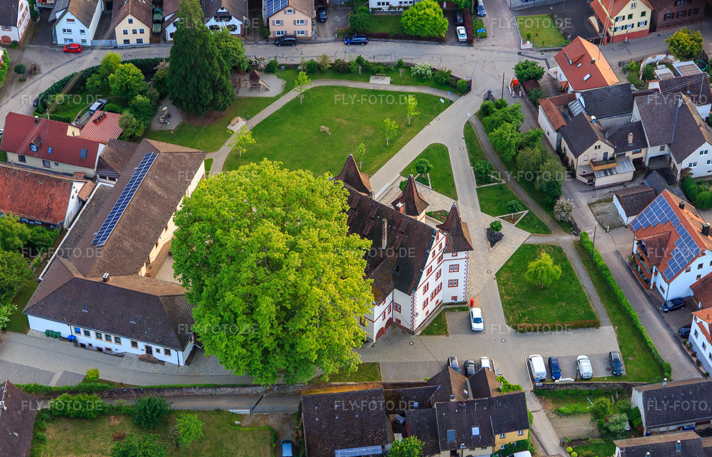 Luftbild: Schmieheimer Schloss im Ortsteil Schmieheim in Kippenheim im Bundesland Baden-Württemberg in Deutschland. Foto: IMG_147504.jpg vom 29.05.2025 durch Werner Riehm/FLY-FOTO.de