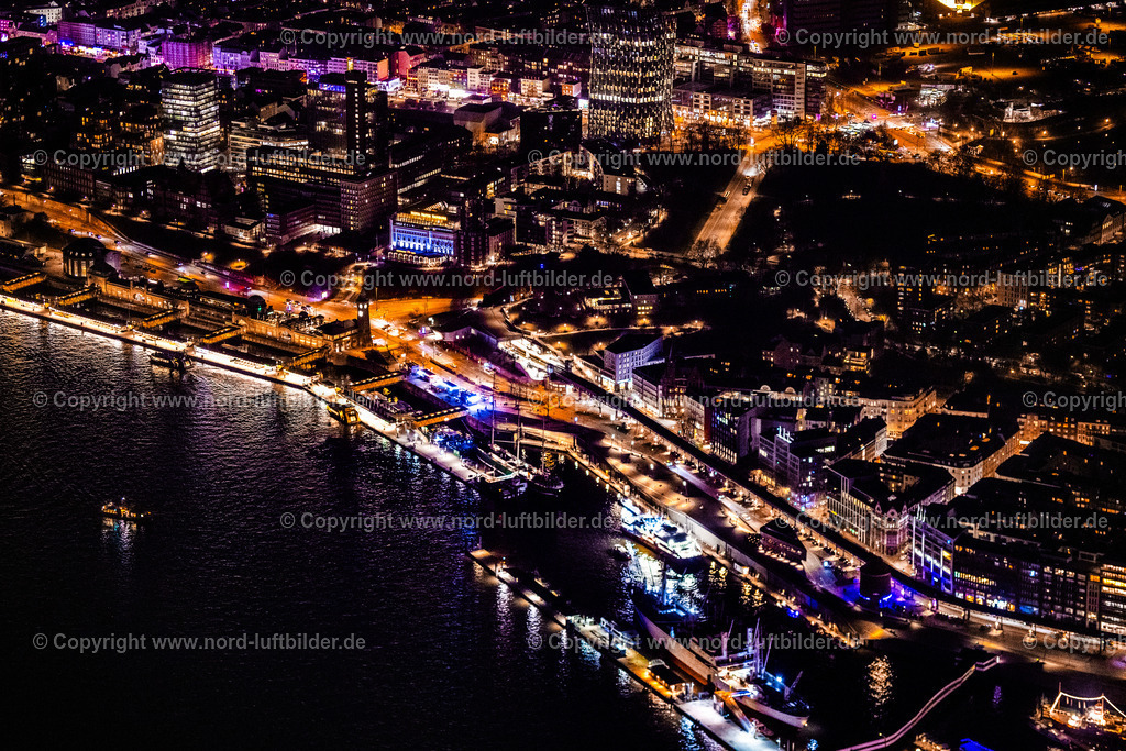 Hamburg_Landungsbrücken_Nachtaufnahme_ELS_7462060325 | HAMBURG 06.03.2025 Nacht- Lichter und Beleuchtung Hafenanlagen und Landungsbrücken in St.Pauli am Ufer des Fluß- Verlaufes der der Elbe in Hamburg, Deutschland. // Night lighting port facilities and jetties in St.Pauli on the banks of the river course of the of the River Elbe in Hamburg, Germany. Foto: Martin Elsen