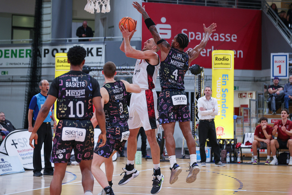 Pro A BAYER GIANTS vs Uni Baskets Münster-81 | Fotos von Basketballspielen aus dem Raum NRW fotografiert von Gero Mueller-Laschet und Daniel Schaefer - Realisiert mit Pictrs.com