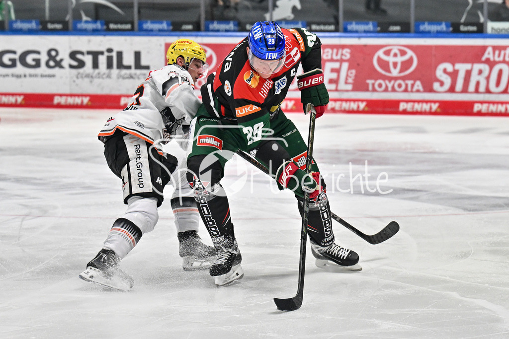Augsburger Panther - Löwen Frankfurt  | Im Duell Julian NAPRAVNIK (Löwen Frankfurt #75) und Denis REUL (Augsburger Panther #29) / Zweikampf / DEL: Augsburger Panther - Loewen Frankfurt, Curt Frenzel Stadion am 12.01.2025