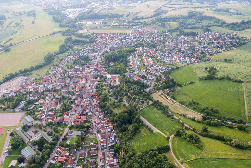 Luftbild: Ortsansicht der Straßen und Häuser der Wohngebiete in Mauer im Bundesland Baden-Württemberg in Deutschland. Foto: IMG_089385.jpg vom 10.06.2016 durch Werner Riehm/FLY-FOTO.de