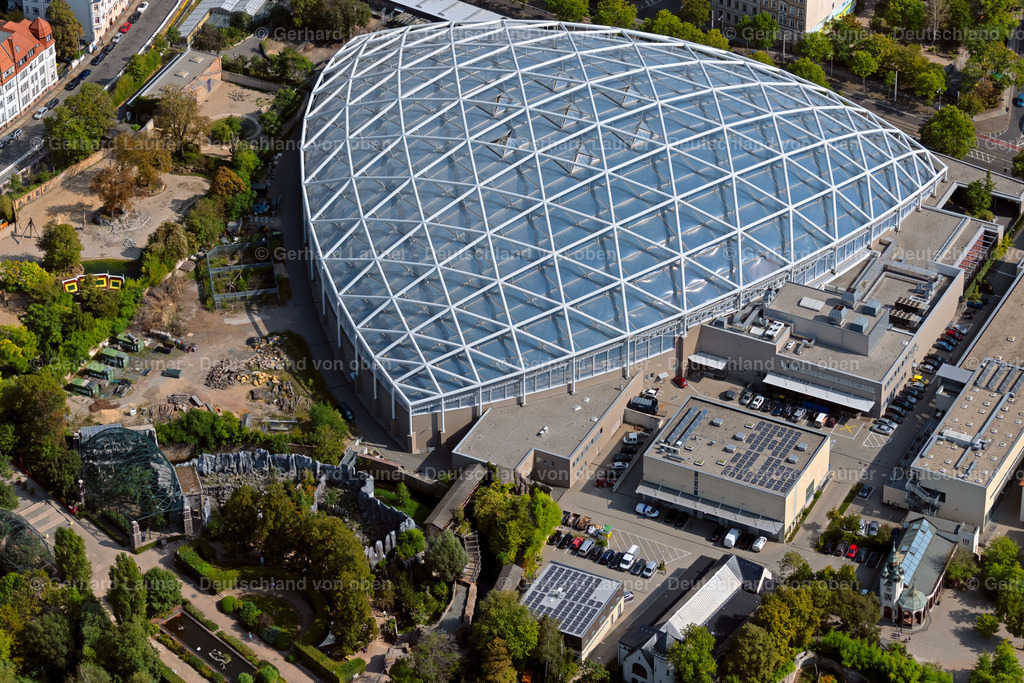 4039780 | LEIPZIG 14.09.2020 Glas- Tropenhalle Gondwanaland in Leipzig im Bundesland Sachsen. Die dreieckig angelegte Tropenhalle im Zoo an der Pfaffendorfer Straße wurde vom Büro Henchion+ Reuter Architects entworfen und in Zusammenarbeit mit der OBERMEYER Albis-Bauplan GmbH und dem Tragwerksplaner Eisenloffel Sattler + Partner von 2007 bis 2011 gebaut. // View of the Gondwanaland in Leipzig in the state of Saxony. Foto: Gerhard Launer