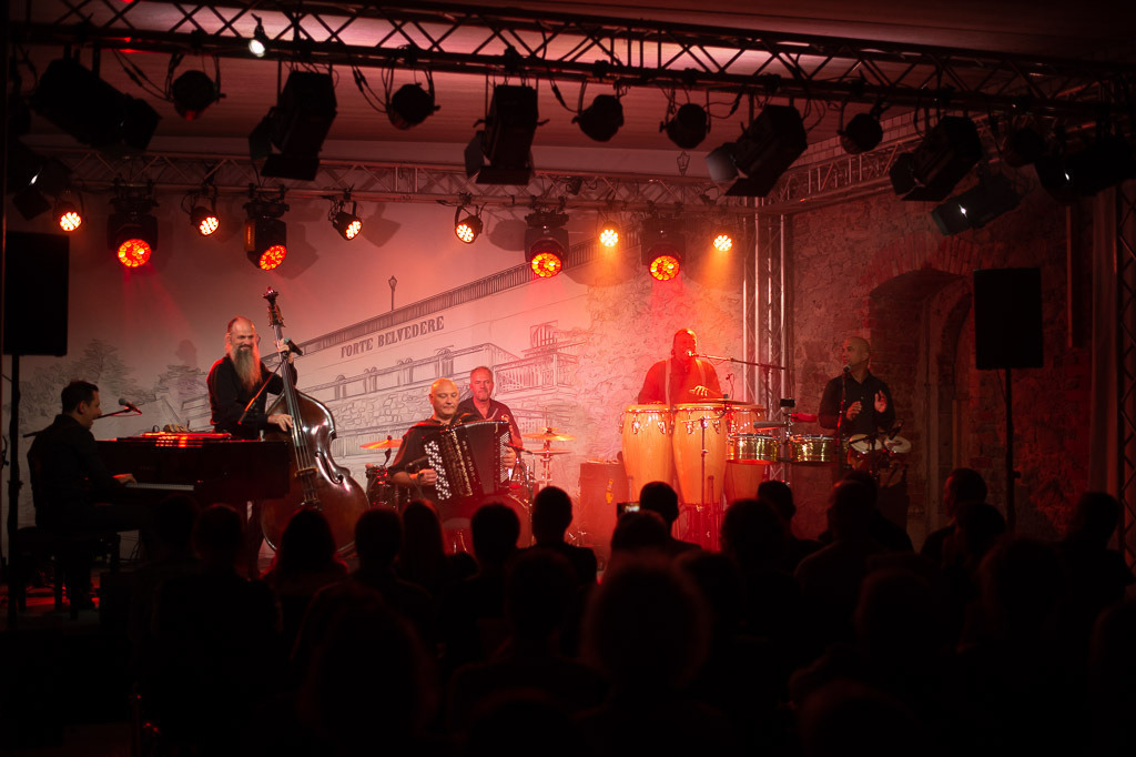 Tango meets Cuba | Tango meets Cuba mit den Klazz Brothers & Cuba Percussion im Forte Belvedere Leisnig zum Festival Hallo Leisnig 2022. - Realisiert mit Pictrs.com