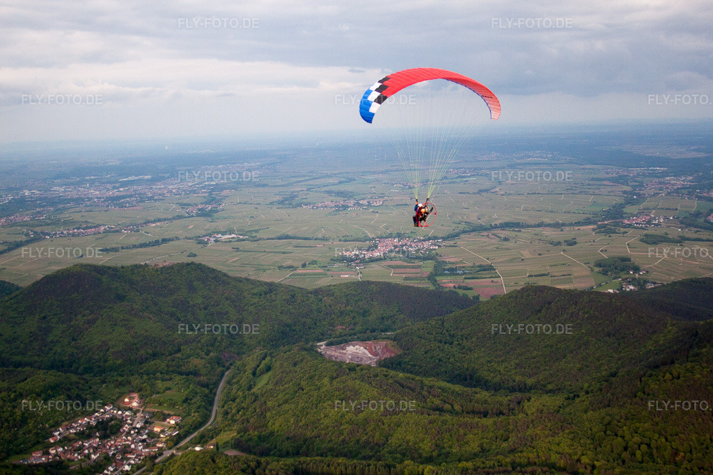 Luftbild: Paragleiter am Steinbruch in Waldhambach im Bundesland Rheinland-Pfalz in Deutschland. Foto: IMG_57277.jpg vom 30.05.2013 durch Werner Riehm/FLY-FOTO.de
