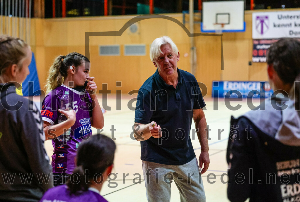 2023-11-04_080_SpVgg_Altenerding_gegen_TV_Altoetting | Erding, Deutschland, 04.11.2023:
Handball, Bezirksoberliga Frauen Altbayern 2023 / 2024, 6. Spieltag, SpVgg Altenerding gegen TV Altötting, Endergebnis: 28:26

Verena Bauer (SpVgg Altenerding, #55), Trainer Lutz Augner (SpVgg Altenerding)

Foto: Christian Riedel / fotografie-riedel.net