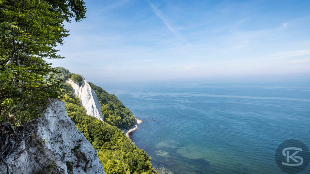 Kreidefelsen auf Rügen – Ausblick im Nationalpark Jasmund | Atemberaubender Ausblick auf die berühmten Kreidefelsen im Nationalpark Jasmund auf der Insel Rügen. Die weißen Steilküsten, umgeben von Buchenwald und der Ostsee, zählen zu den eindrucksvollsten Naturwundern Deutschlands. - Realisiert mit Pictrs.com