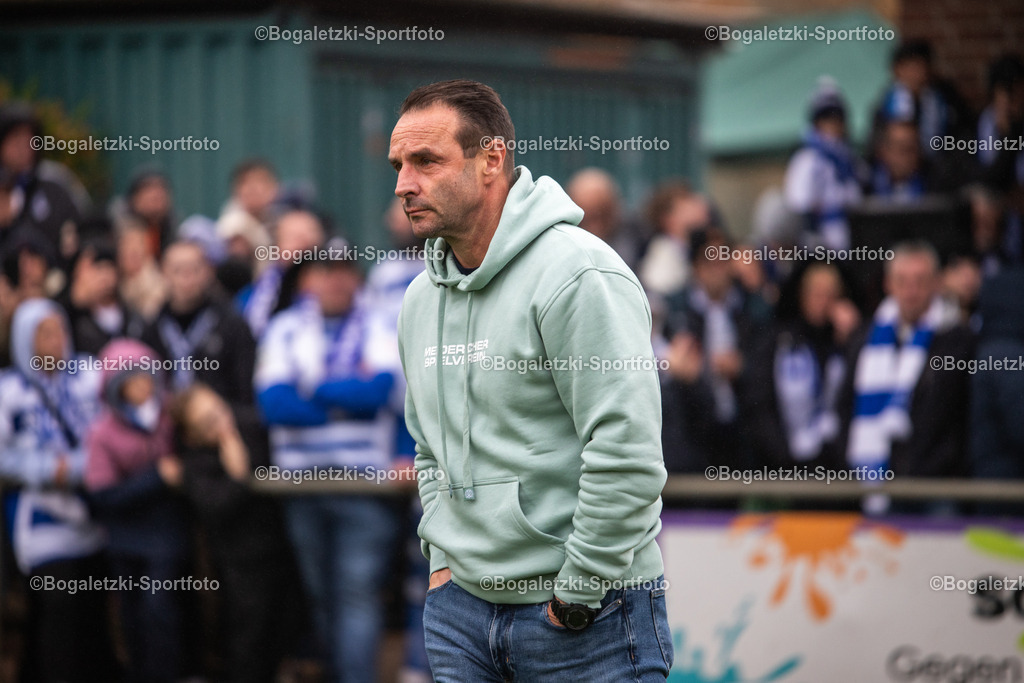 Fussball, Niederrheinpokal, SV Sonsbeck - MSV Duisburg, 16.11.2025, Willy-Lemkens-Sportpark | 16.11.2025, Fussball, Niederrheinpokal, SV Sonsbeck - MSV Duisburg: MSV-Trainer Dietmar Hirsch - Realisiert mit Pictrs.com