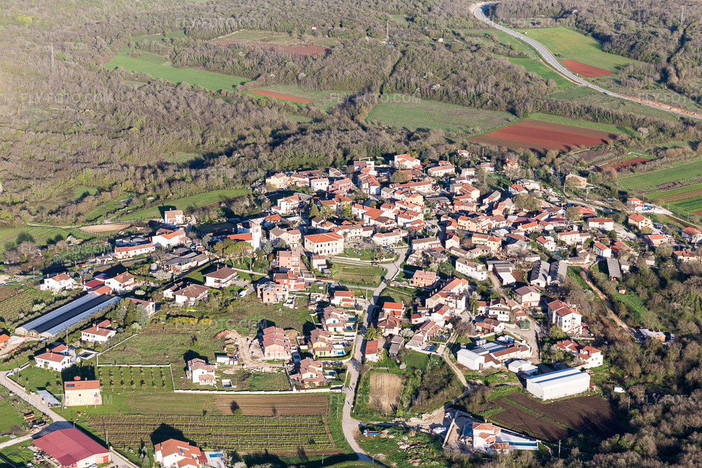 Aerial view: View of the town in Nova Vas in the state Gespanschaft Istrien, Croatia. – Photo: IMG_106117.jpg taken on 04/13/2018 by Werner Riehm/FLY-FOTO.com – Resolution of the original: 5472 x 3648 px