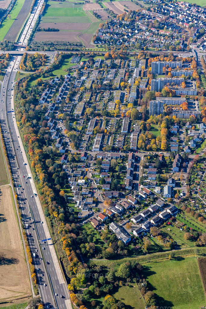 Luftbild: entlang des Verlaufes der Autobahn A5 im Ortsteil Rüppurr in Karlsruhe im Bundesland Baden-Württemberg in Deutschland. Foto: IMG_129989.jpg vom 24.10.2021 durch Werner Riehm/FLY-FOTO.de