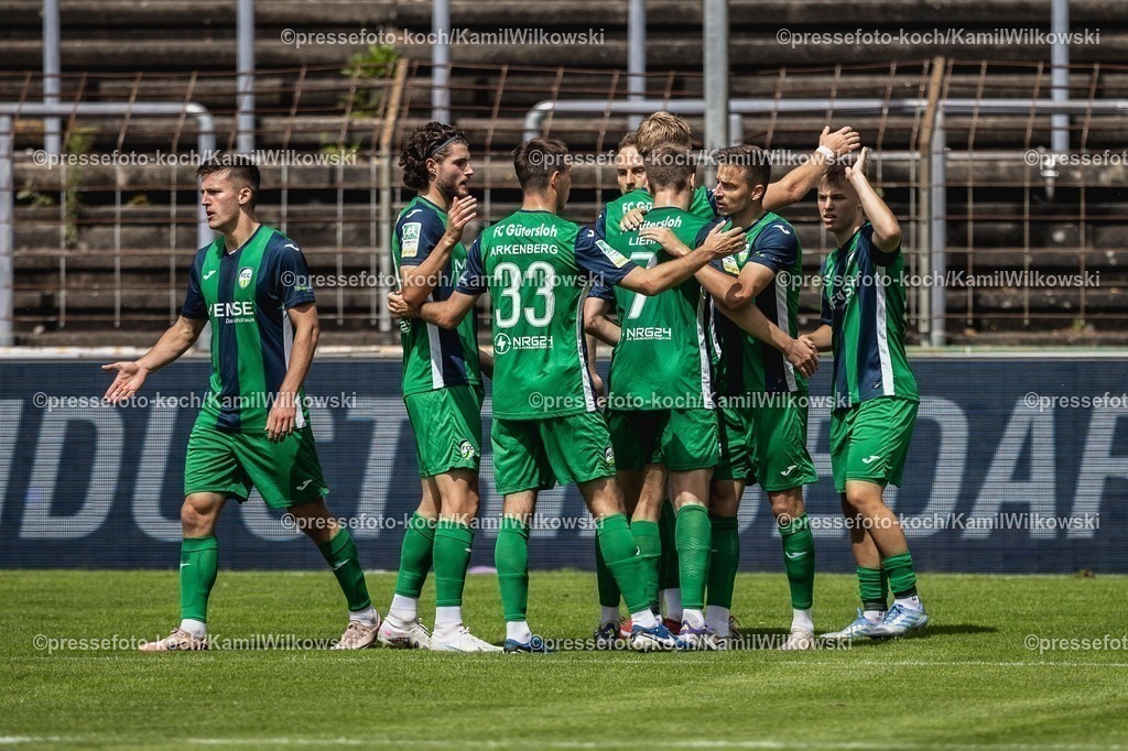 xkwi02082501064 | 02.08.2025, xkwix, Fußball, Regionalliga West, FC Gütersloh - 1. FC Bocholt, Ohlendorf Stadion im Heidewald: Torjubel der Mannschaft nach dem Tor zum 5:3 durch Patrik Twardzik ( FC Gütersloh #18 ) 