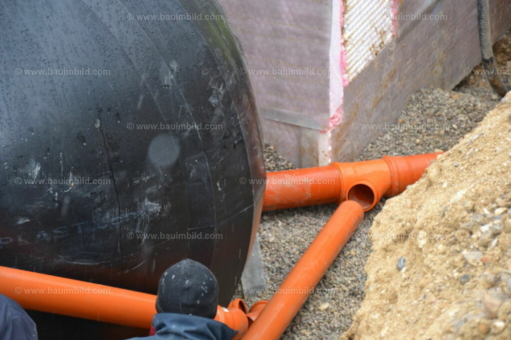 bib-lg03-abwasserkanal-0077 | Nach LV-Leistungsgruppen sortierte Detailfotos über den Bau eines Hauses. Alle Hausbau-Bilder direkt vom Urheber und Autor der Website Haus-Selber-Bauen.com