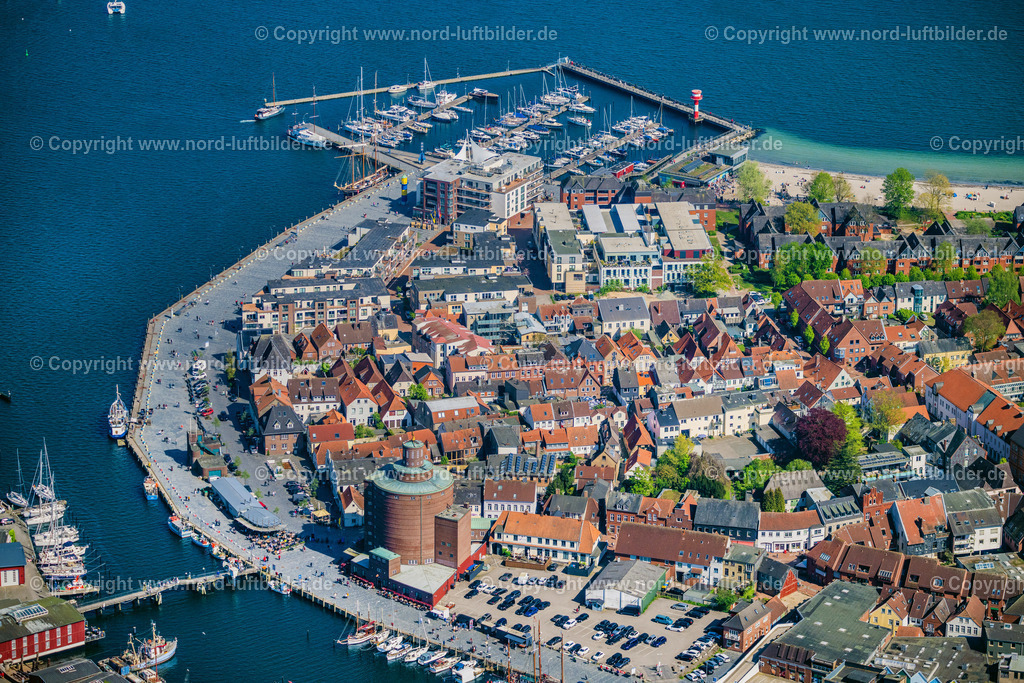 Eckernförde_Hafen_ELS_0522010524 | ECKERNFöRDE 01.05.2024 Stadtansicht vom Innenstadtbereich in Eckernförde an der Küstenlinie der Ostsee im Bundesland Schleswig-Holstein. // City view of the city area of Eckernfoerde at the coastline of the baltic sea in the state Schleswig-Holstein. Foto: Martin Elsen