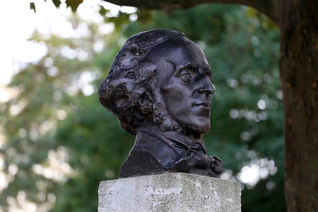 Foto: Leipzig - Mendelssohn-Büste auf einer Stele | Das Team hinter BILDLEXIKON LEIPZIG bündelt historische wie aktuelle Informationen über die Stadt Leipzig in Text und Bild auf einer Plattform und stellt diese der interessierten Öffentlichkeit zur Verfügung.