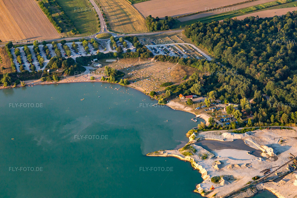 Luftbild: Badende im und am Strand des Epplesee im Ortsteil Silberstreifen in Rheinstetten im Bundesland Baden-Württemberg in Deutschland. Foto: IMG_109201.jpg vom 25.07.2018 durch Werner Riehm/FLY-FOTO.de